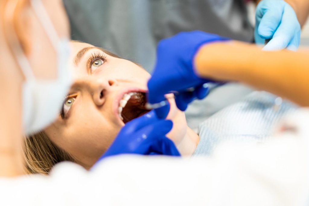 Sedacja w gabinecie stomatologicznym zwiększa komfort pacjenta, ale też ryzyko powikłań