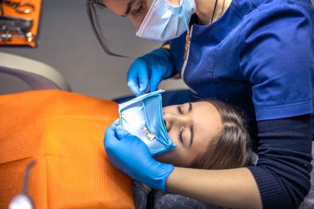 Sedacja w gabinecie stomatologicznym zwiększa komfort pacjenta, ale też ryzyko powikłań